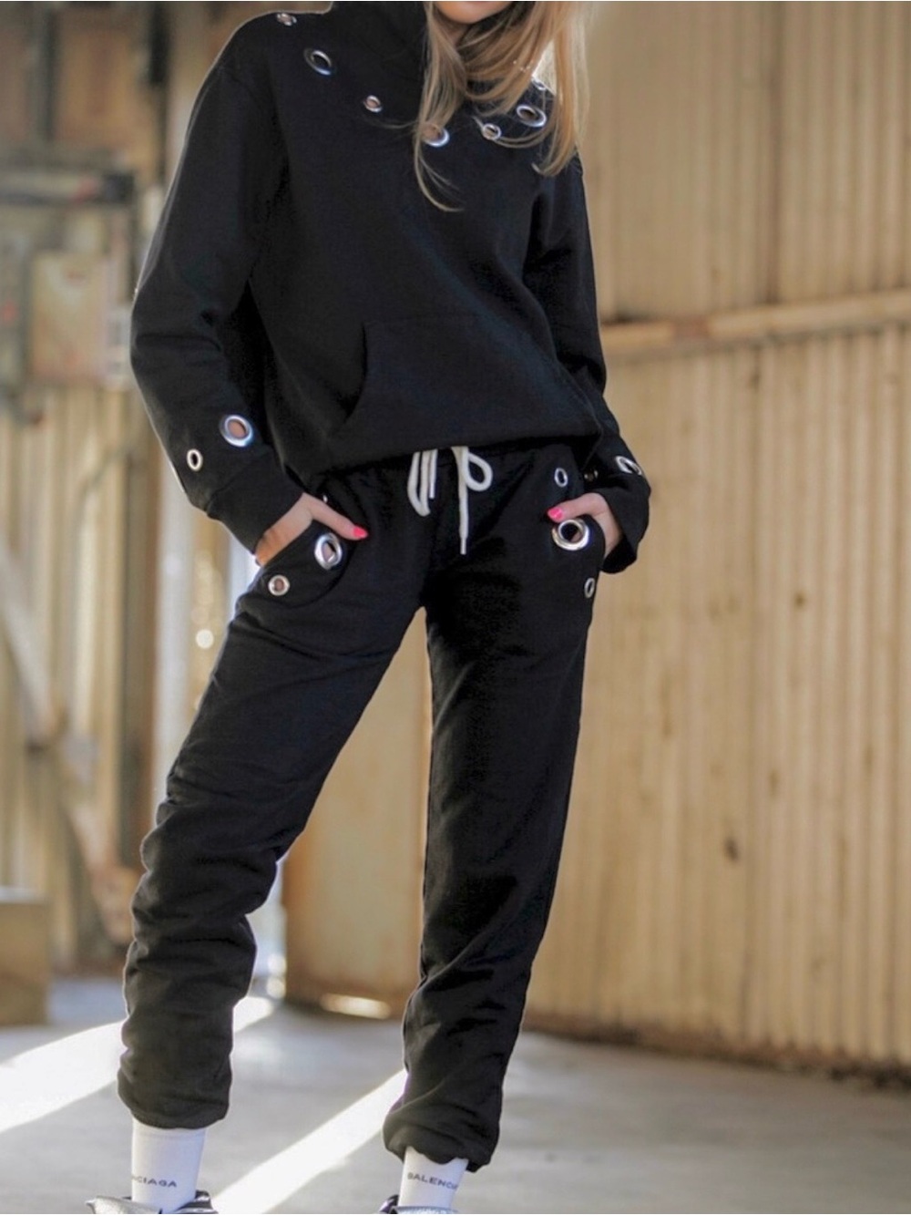 🖤Monrow Vintage Y2K Black Sweatpants Joggers with Silver Grommets Size Small🖤